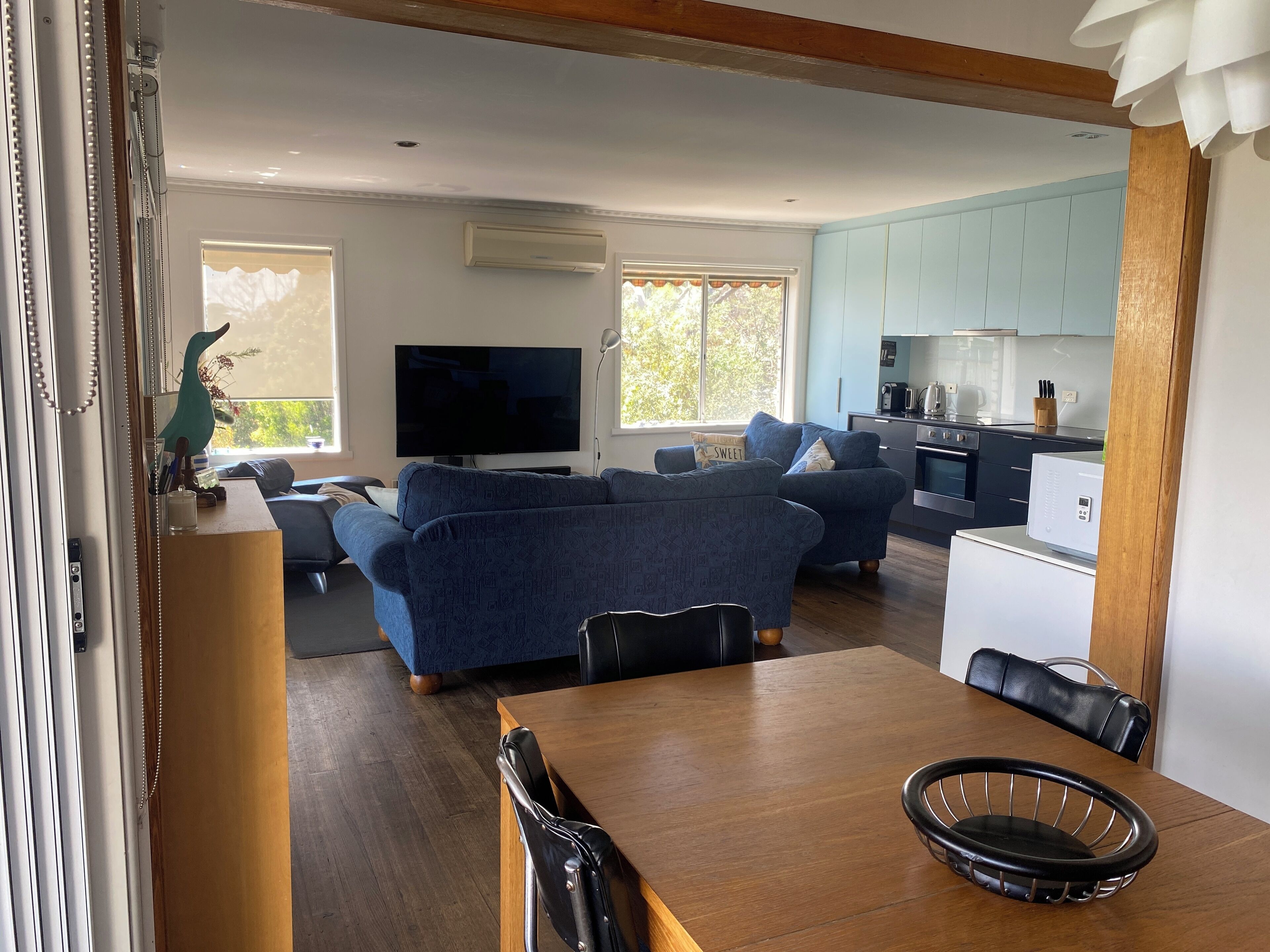 Flachbildfernseher, Videospiele, DVD-Player, Tischtennisplatte