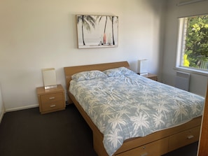 2 slaapkamers, een bureau, een strijkplank/strijkijzer, gratis wifi