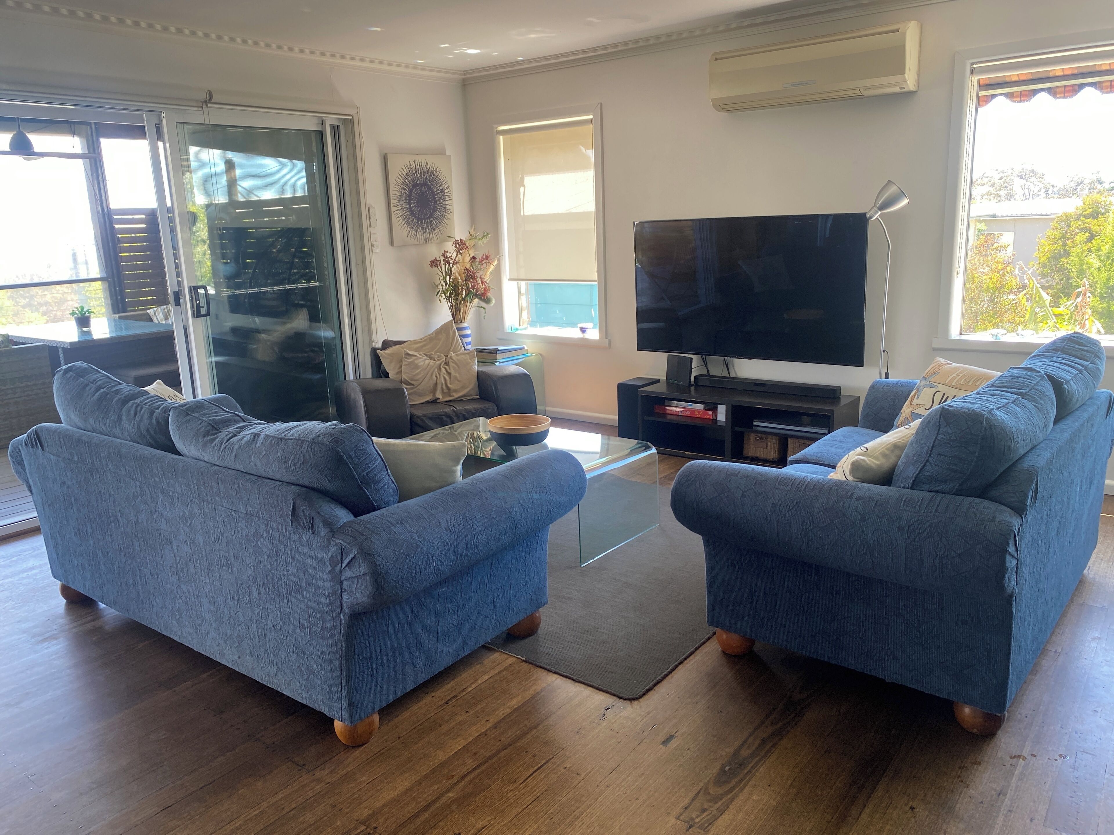 Flachbildfernseher, Videospiele, DVD-Player, Tischtennisplatte