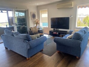 Platt-tv, tv-spel, dvd-spelare och ett bordtennisbord