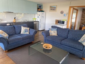 Platt-tv, tv-spel, dvd-spelare och ett bordtennisbord