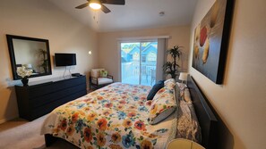 3 habitaciones, escritorio y tabla de planchar con plancha 