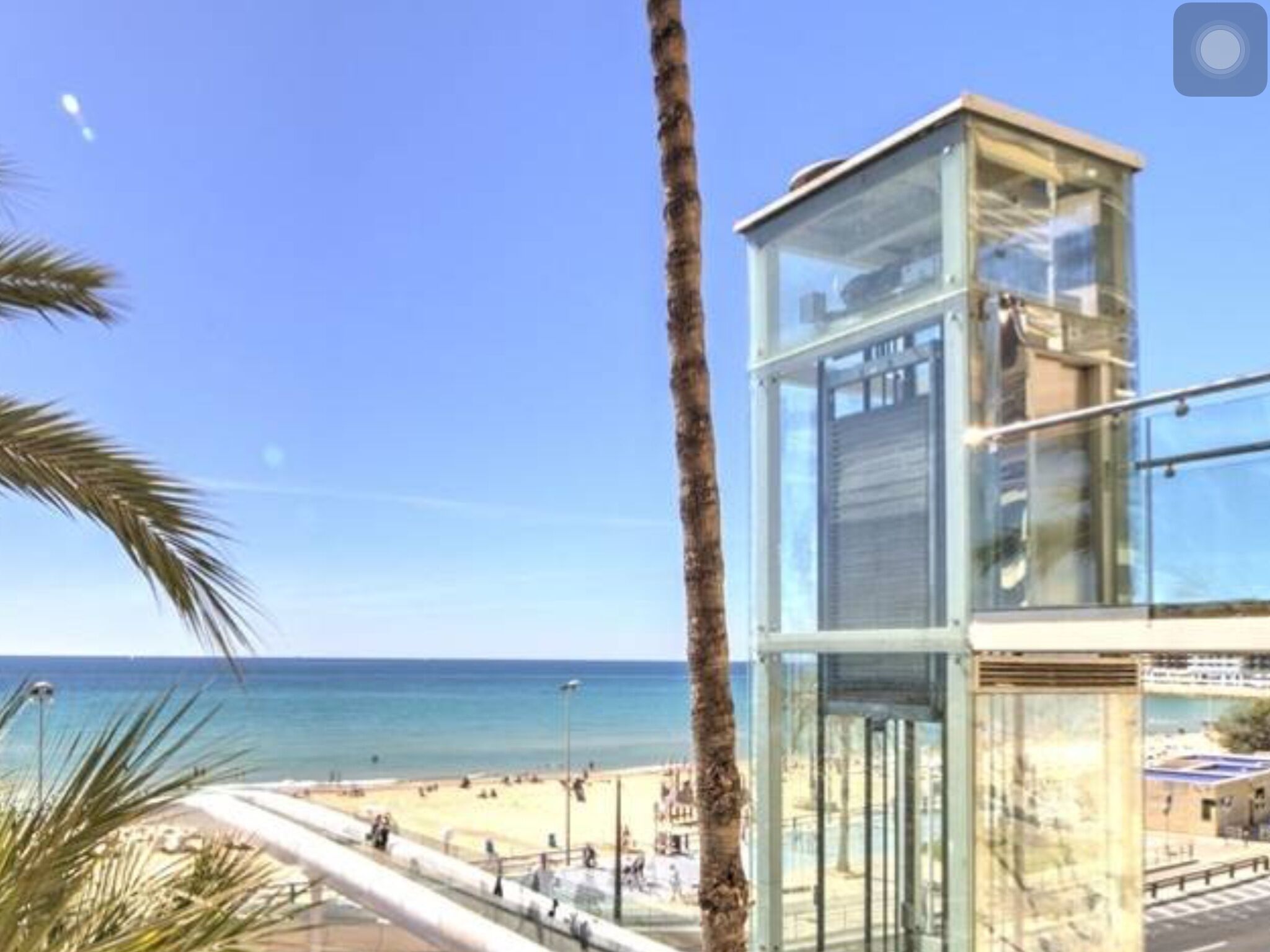 Sulla spiaggia, lettini da mare, teli da spiaggia