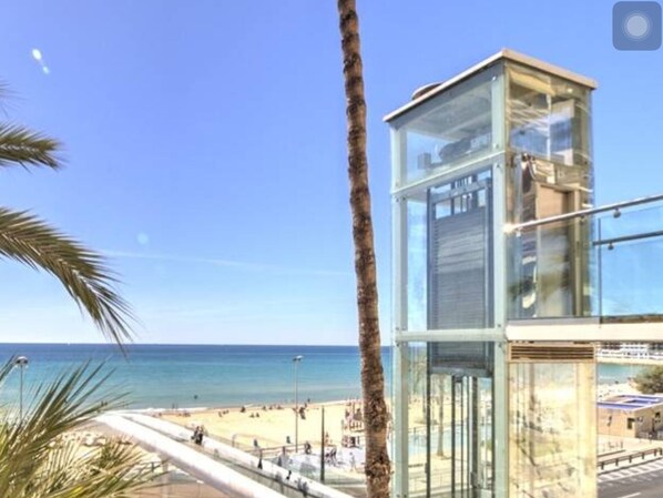 En la playa, camastros y toallas de playa