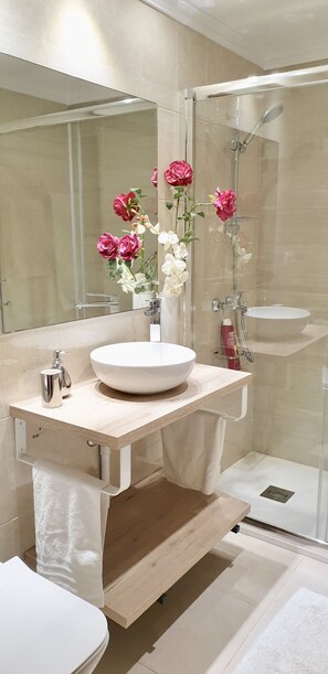 Duschwanne, Haartrockner, Bidet, Handtücher