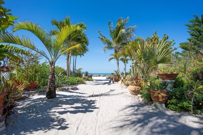 GROUND FLOOR ~ Simple 2BR beach-side condo with pool, sleeps 6 ~ FN 601