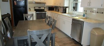 Peut accueillir jusqu'à 23-3 cuisines, 3. 1 salles de bains, 7 chambres-piscine saisonnière 