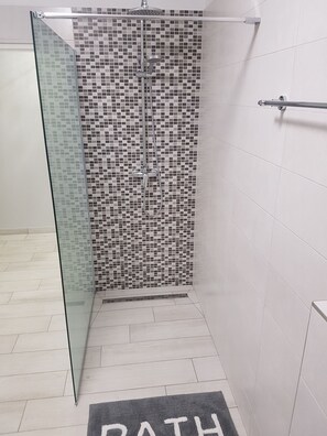 Een bad/douchecombinatie, een haardroger, een bidet, handdoeken