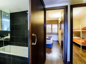 Badewanne, Haartrockner, Handtücher