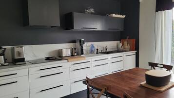 Refrigerador, microondas, horno, placa de cocina