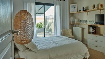 4 habitaciones, escritorio y tabla de planchar con plancha