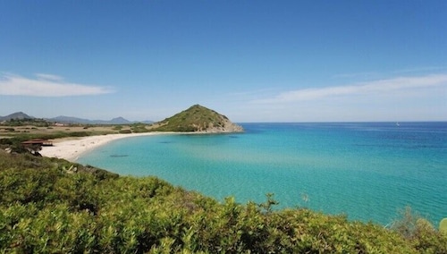 Pretty little villa adjacent to Cala Sinzias beach