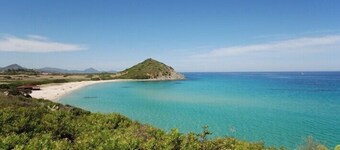 Pretty little villa adjacent to Cala Sinzias beach