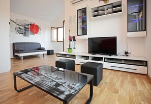 TV, fireplace, books - Magnificient panoramic view, wideview terrace, relaxing hot tube (Hrvatska, Vrboska)