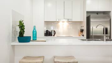 Réfrigérateur, micro-ondes, four, plaque de cuisson