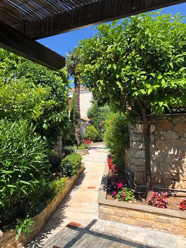 KATSANEIKO Stone built Mansion with Private POOL