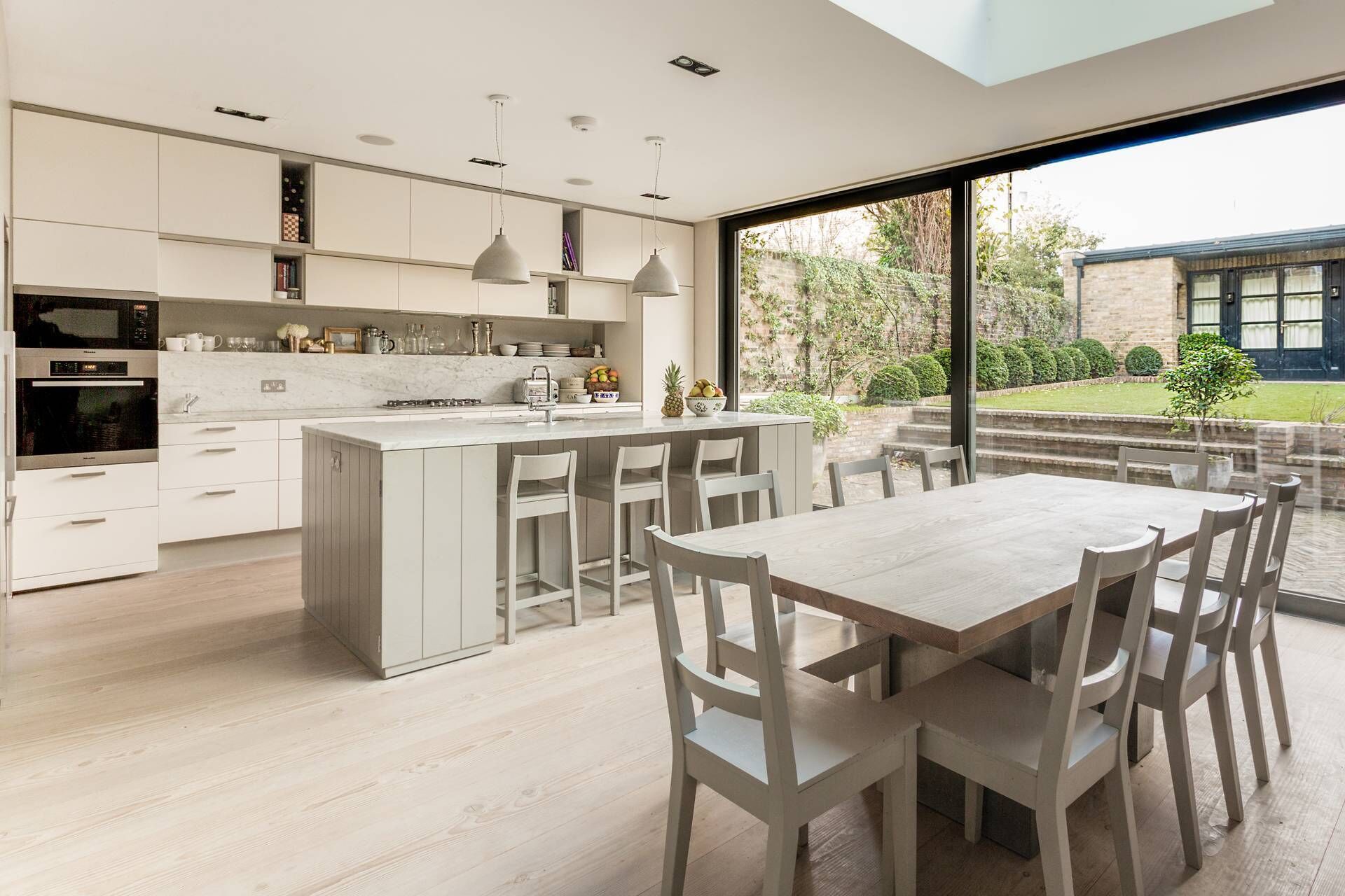 Réfrigérateur, micro-ondes, lave-vaisselle, cafetière/bouilloire