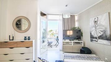 Smart-tv, dvd-spelare, böcker och ett filmbibliotek