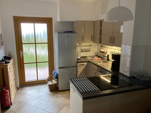 Kühlschrank, Ofen, Geschirrspüler, Hochstuhl