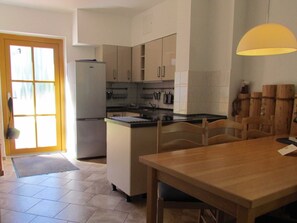 Kühlschrank, Ofen, Geschirrspüler, Hochstuhl