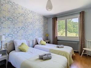 2 bedrooms, iron/ironing board, free WiFi, bed sheets