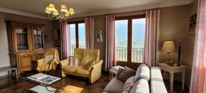 Fernseher, Kamin, Bücher