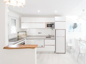 Kylskåp, mikrovågsugn, ugn och spishäll