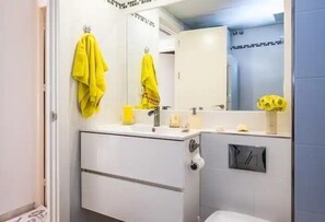 Hair dryer, towels, soap, shampoo - QBF Quality Beachfront (Torre del Mar)