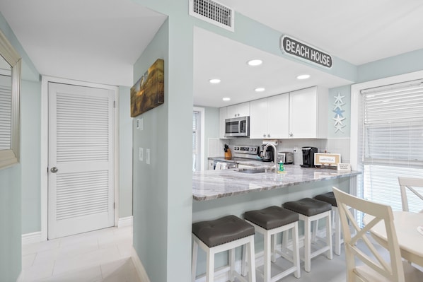 Geladeira, micro-ondas, fogão, cooktop