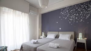 Ein Doppelbett mit zwei Kissen und einem Nachttisch mit Lampe.