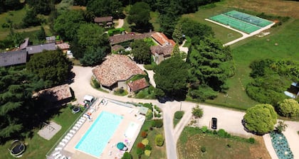 Superbe Village de Vacances **** en Périgord Noir : piscine, tennis, bar, etc.