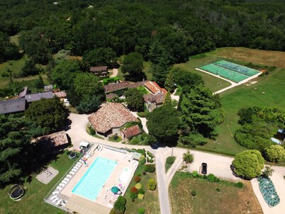Superb Holiday Resort **** in Dordogne-Lot : swimming pool, tennis, bar, etc.
