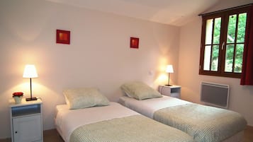 2 bedrooms, iron/ironing board, free WiFi, bed sheets