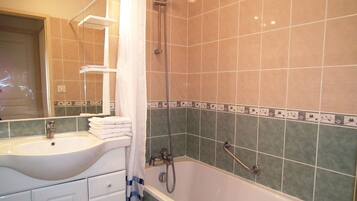Ensemble douche/baignoire, sèche-cheveux, serviettes fournies, savon