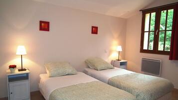 2 chambres, fer et planche à repasser, Wi-Fi gratuit, draps fournis