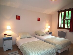 2 bedrooms, iron/ironing board, free WiFi, bed sheets