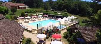 Superbe Village de Vacances **** en Périgord Noir : piscine, tennis, bar, etc.