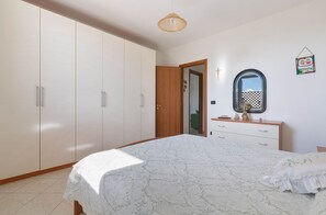 2 Schlafzimmer, Bügeleisen/Bügelbrett