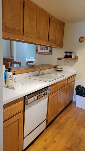 Coffee/tea maker, fridge, microwave, oven
