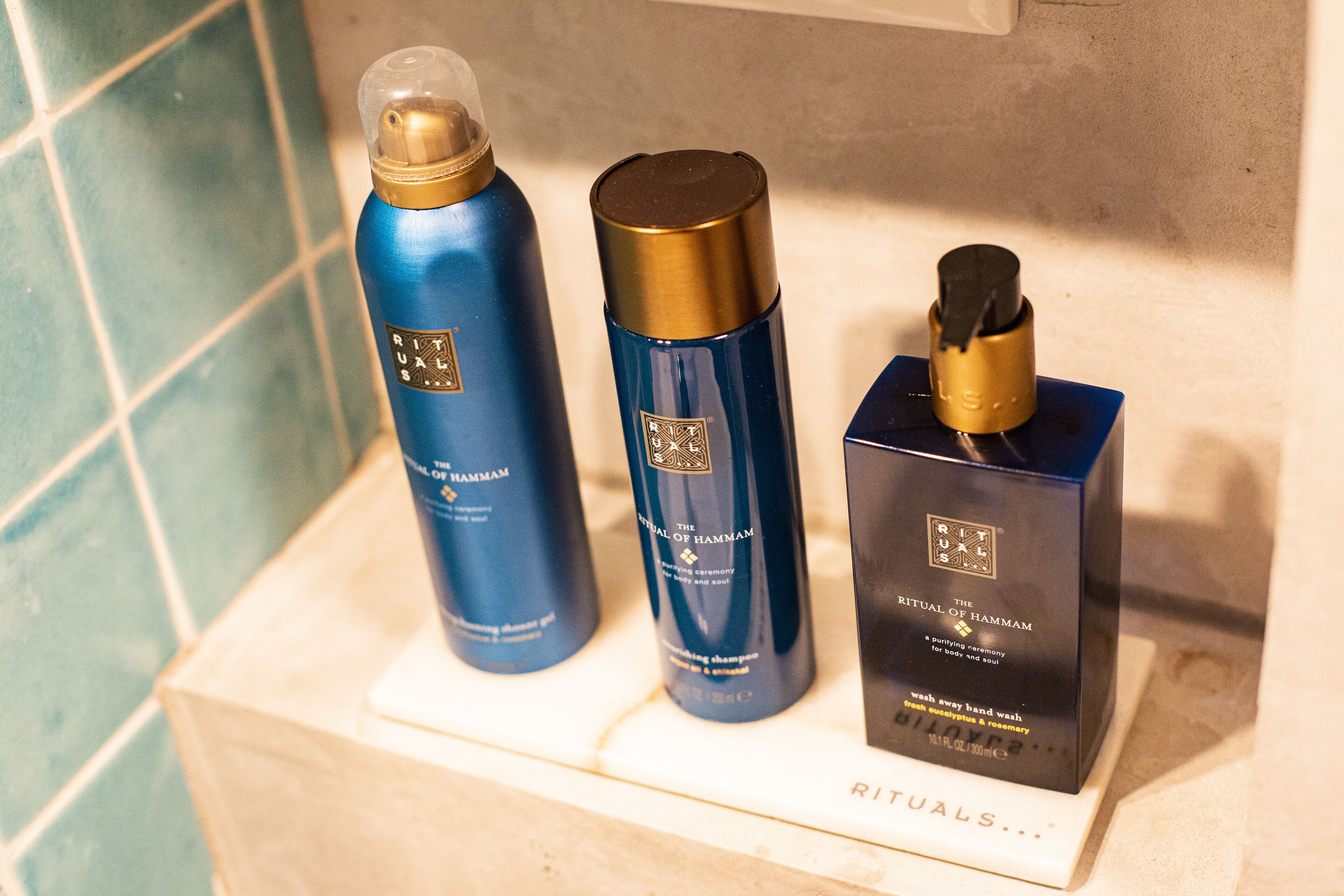 Een douche, een haardroger, handdoeken, zeep