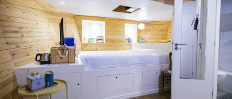 1 bedroom, iron/ironing board, WiFi (free), bed sheets