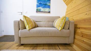 Een smart-tv en boeken