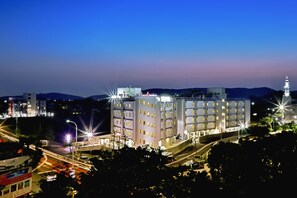 Façade de l’hébergement - soirée/nuit