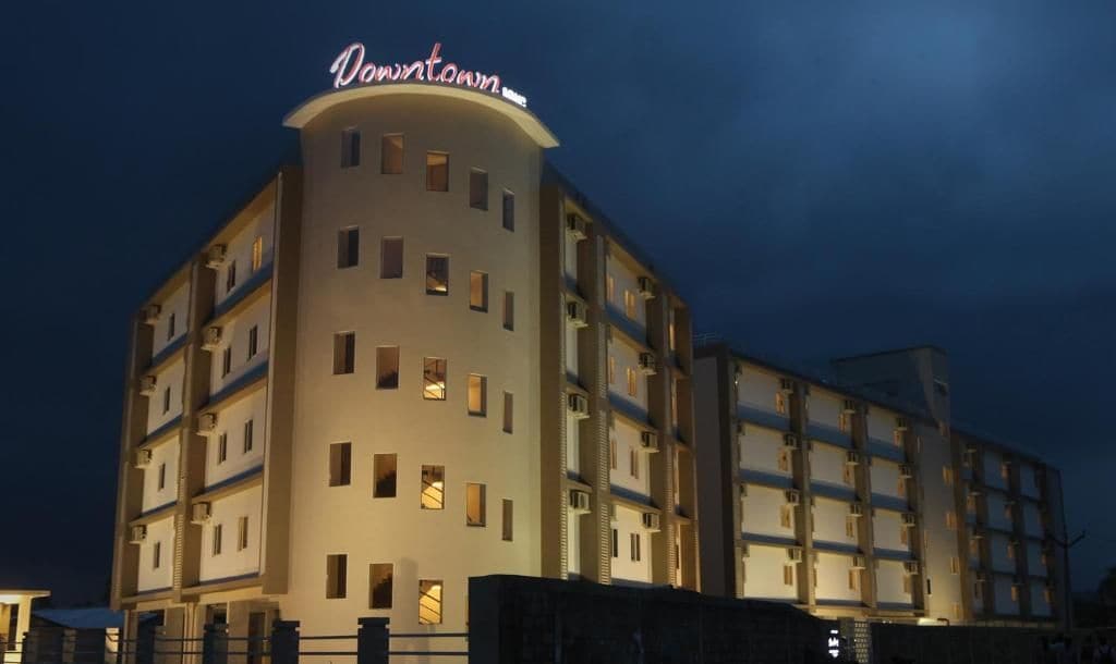 Ein mehrstöckiges Hotel mit einer gut sichtbaren Beschilderung obenauf.