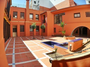 Property grounds - IN OFFERT-AZAHARES, An ideal place within a magnificent Casa Palacio-Centro (Sevilla)