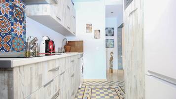 Refrigerador, microondas, parrilla de estufa y cafetera y tetera