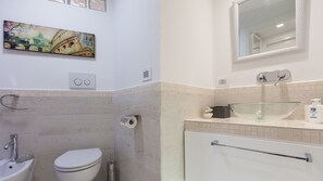 Shower, hair dryer, bidet, towels