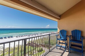 Een balkon met uitzicht op een strand en zee.