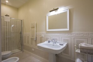 Douche, sĂšche-cheveux, bidet, serviettes fournies