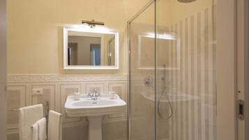 Dusche, Haartrockner, Bidet, Handtücher